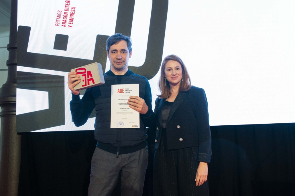 Miguel Ángel Pérez Arteaga recogiendo su premio