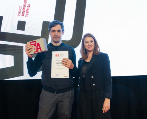 Miguel Ángel Pérez Arteaga recogiendo su premio